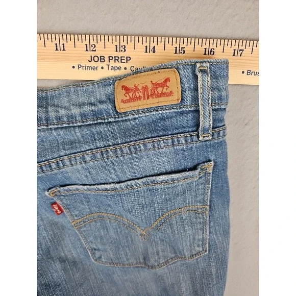 Levis‎ 524 Bootcut Women's 33x30 Light Wash Denim Jeans - Picture 7 of 8